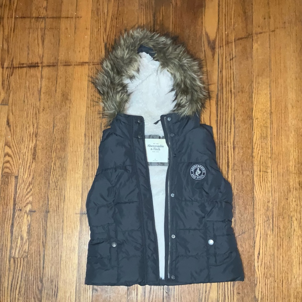 Abercrombie & Fitch Gray Quilted Faux-Fur Hood Vest Mint Codition Size M